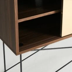 Vogue Fernsehbank 136 Cm Zwei Messing-Schiebetüren Und Gestell, Walnuss/Schwarz -Möbelgeschäft decotique vogue fernsehbank 136 cm zwei messing schiebeturen und gestell 62