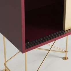 Vogue Sideboard 180 Eine Messingtüren Und Zwei Ständer, Weinrot/Messing -Möbelgeschäft decotique vogue sideboard 180 eine messingturen und zwei stander 80