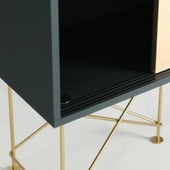 Vogue Sideboard 180 Zwei Messingtüren Und Zwei Ständer, Grau/Messing -Möbelgeschäft decotique vogue sideboard 180 zwei messingturen und zwei stander 132