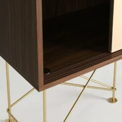 Vogue Sideboard 180 Zwei Messingtüren Und Zwei Ständer, Walnuss/Messing -Möbelgeschäft decotique vogue sideboard 180 zwei messingturen und zwei stander 146