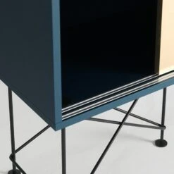 Vogue Sideboard 180 Zwei Messingtüren Und Zwei Ständer, Dunkelblau/Schwarz 11 Vogue Sideboard 180 Zwei Messingtüren Und Zwei Ständer, Dunkelblau/Schwarz -Möbelgeschäft decotique vogue sideboard 180 zwei messingturen und zwei stander 34