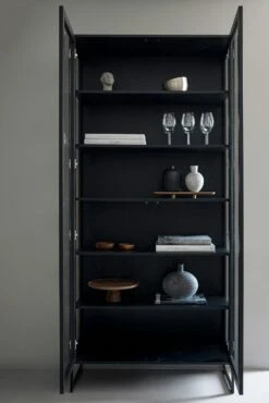 Line Glasvitrine 92x36x200 Cm, Schwarz 10 Line Glasvitrine 92x36x200 Cm, Schwarz -Möbelgeschäft englesson line vitrinskap black 92bx36dx200h 3