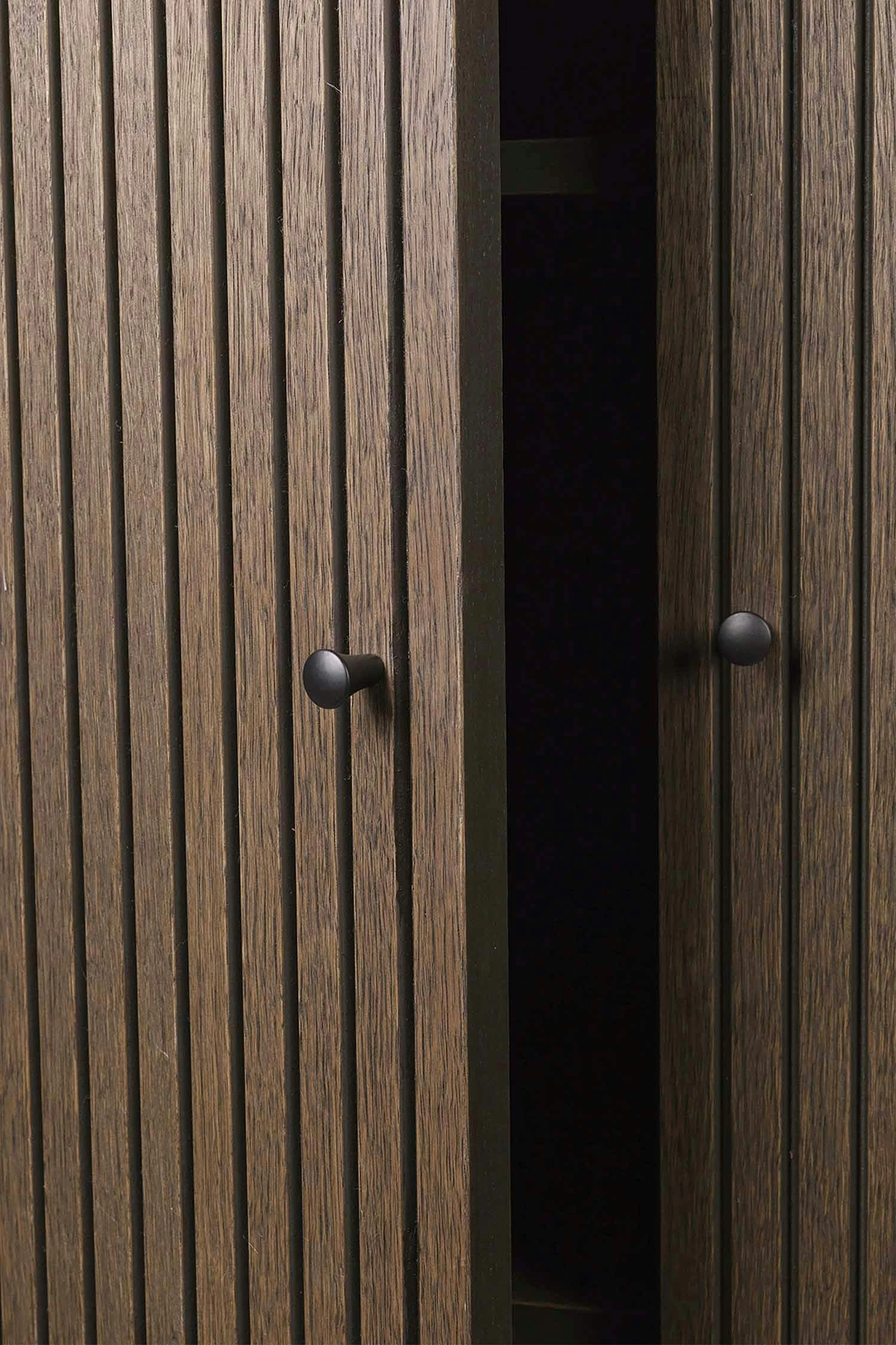 Ferm LIVING Sill Cupboard - Low - Dark Stained Oak 4 Ferm LIVING Sill Cupboard - Low - Dark Stained Oak – Bild 2