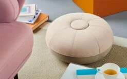 Fritz Hansen Pouf Pouf Small, Oberteil Leder / Hellgrau 11 Fritz Hansen Pouf Pouf Small, Oberteil Leder / Hellgrau -Möbelgeschäft fritz hansen pouf hocker small 1