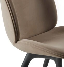 Gubi Beetle Stuhl Gepolstert / Kunststoffbasis, Sunday 034 -Möbelgeschäft gubi beetle dining chair front black plastic 23