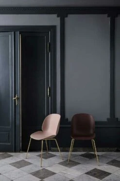 Gubi Beetle Dining Chair Un-upholstered, Conic Base Brass, Alabaster White -Möbelgeschäft gubi beetle stuhl messing schwarz 1