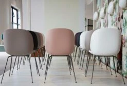 Gubi Beetle Dining Chair Un-upholstered, Conic Base Brass, Pebble Brown -Möbelgeschäft gubi beetle stuhl messing schwarz 2 1
