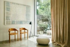 Gubi Daumiller Stuhl, Kiefernholz -Möbelgeschäft gubi daumiller dining armchair base golden pine 5