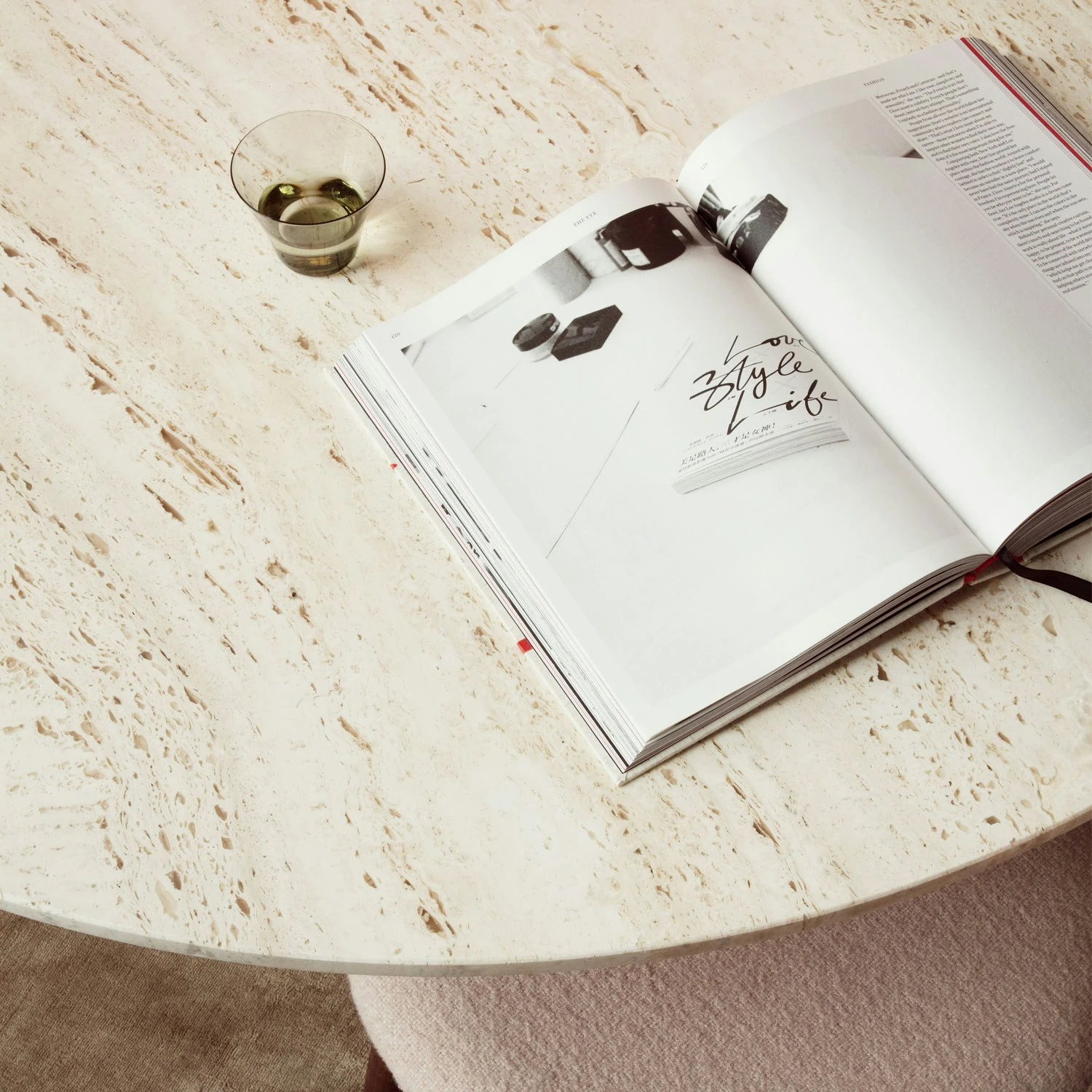 Gubi Epic Esstisch Rund Ø130 Cm, Weiß Travertine 4 Gubi Epic Esstisch Rund Ø130 Cm, Weiß Travertine – Bild 2