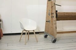 Hay AAC 22 Stuhl, Mit Wasserlack Behandelte Eiche / Weiß -Möbelgeschäft hay aac 22 stuhl mit wasserlack behandelte eiche 3