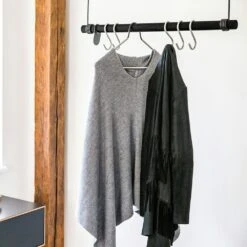 LIND DNA Swing Kleideranhänger 80cm, Schwarz/Schwarzes Lede -Möbelgeschäft lind dna swing kleideranhanger 80cm schwarz schwarzes lede 1