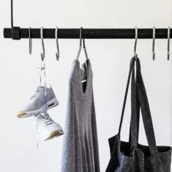 LIND DNA Swing Kleideranhänger 80cm, Schwarz/Schwarzes Lede -Möbelgeschäft lind dna swing kleideranhanger 80cm schwarz schwarzes lede 3