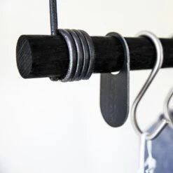 LIND DNA Swing Kleideranhänger 80cm, Schwarz/Schwarzes Lede -Möbelgeschäft lind dna swing kleideranhanger 80cm schwarz schwarzes lede 4