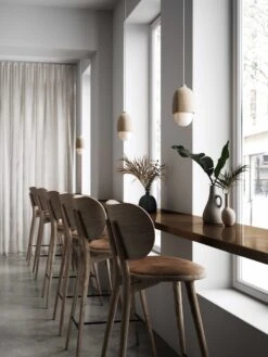 Mater The High Stool Backrest Barstuhl, Sirka Grau Lackiert Eiche -Möbelgeschäft mater the high stool backrest barstuhl 1