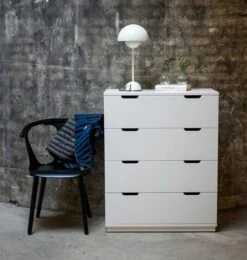 Aoko Kommode Mit 4 Schubladen, Weiß 11 Aoko Kommode Mit 4 Schubladen, Weiß -Möbelgeschäft mavis aoko kommode weier lack 9