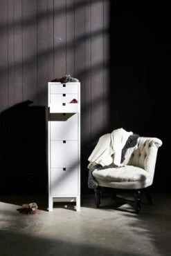 Falsterbo Chest Of Drawers, 6 Drawers, White Lacquer 10 Falsterbo Chest Of Drawers, 6 Drawers, White Lacquer -Möbelgeschäft mavis falsterbo chest of drawers 6 drawers white lacquer 4