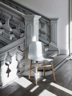 Normann Copenhagen Form Stuhl, Weiss/Eiche -Möbelgeschäft normann copenhagen form stuhl weiss eiche 2