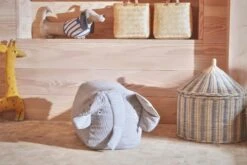 OYOY Erik Elephant Pouf, Blau -Möbelgeschäft oyoy pouf 3