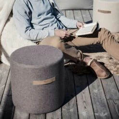 Shepherd Sara Round Wool Pouf 40x40cm, Black -Möbelgeschäft shepherd sara round wool pouf 40x40cm black 1