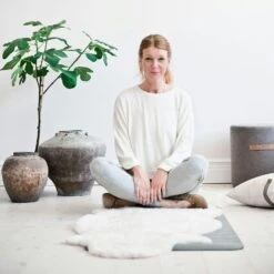 Shepherd Sara Round Wool Pouf 40x40cm, Black -Möbelgeschäft shepherd sara round wool pouf 40x40cm black 2