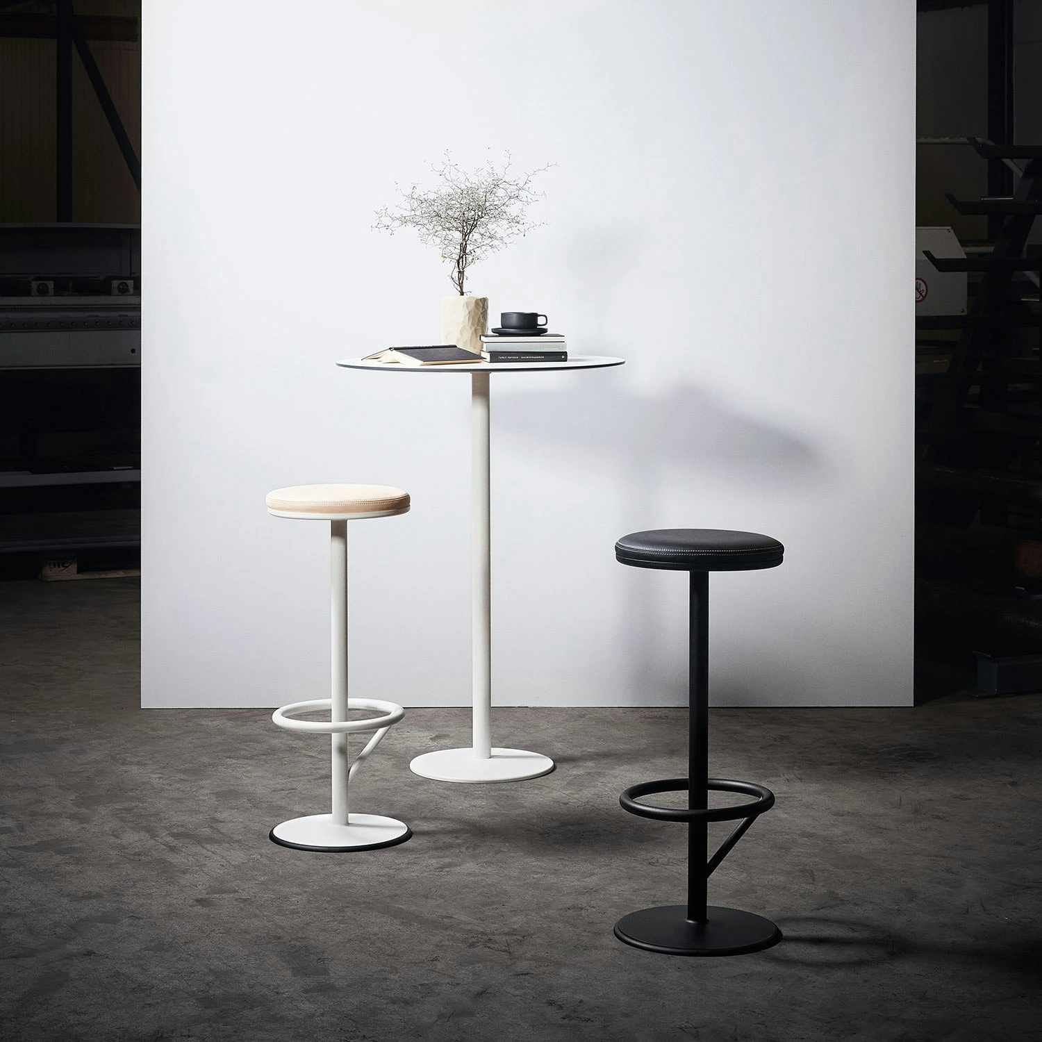 Orbit Barhocker, Weiss/Hellbraun 4 Orbit Barhocker, Weiss/Hellbraun – Bild 2