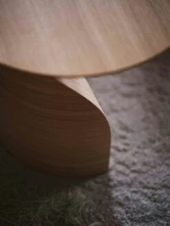 Swedese Savoa Beistelltisch Ø54 Cm, Geölte Eiche -Möbelgeschäft swedese savoa bord 64cm hojd 45cm 32