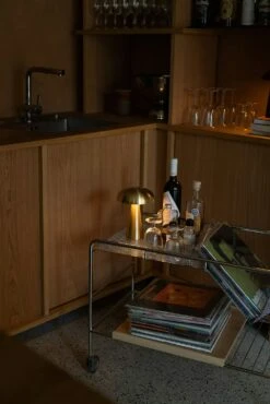 &Tradition Alima NDS1 Servierwagen, Eiche / Chrom -Möbelgeschäft tradition alima trolley nds1 chrome lacquered oak 3