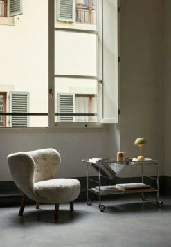 &Tradition Alima NDS1 Servierwagen, Eiche / Chrom -Möbelgeschäft tradition alima trolley nds1 chrome lacquered oak 4