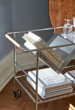 &Tradition Alima NDS1 Servierwagen, Eiche / Chrom -Möbelgeschäft tradition alima trolley nds1 chrome lacquered oak 5