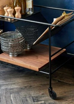 &Tradition Alima NDS1 Servierwagen, Walnussfarben / Schwarzmatt -Möbelgeschäft tradition alima trolley nds1 matt black lacquered walnut 4