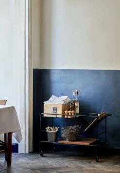 &Tradition Alima NDS1 Servierwagen, Walnussfarben / Schwarzmatt -Möbelgeschäft tradition alima trolley nds1 matt black lacquered walnut 5