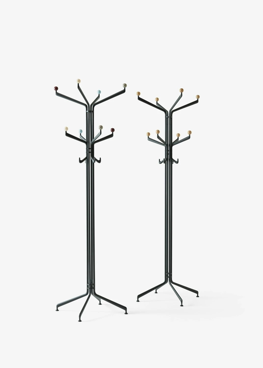 &Tradition Capture SC77 Kleiderständer, Grafitfarben/Eiche 6 &Tradition Capture SC77 Kleiderständer, Grafitfarben/Eiche – Bild 4