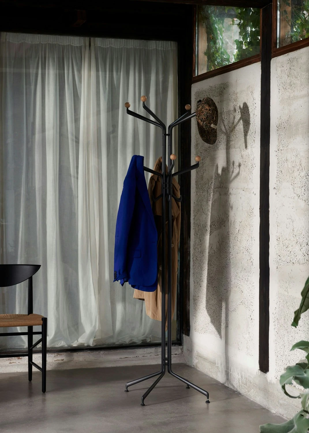 &Tradition Capture SC77 Kleiderständer, Grafitfarben/Eiche 4 &Tradition Capture SC77 Kleiderständer, Grafitfarben/Eiche – Bild 2