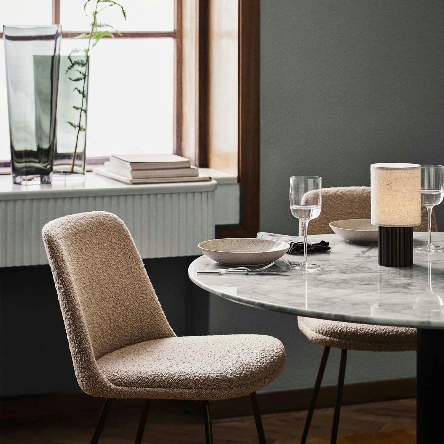 &Tradition In Between SK18 Tisch 90cm, Weißer Marmor / Schwarz 4 &Tradition In Between SK18 Tisch 90cm, Weißer Marmor / Schwarz – Bild 2