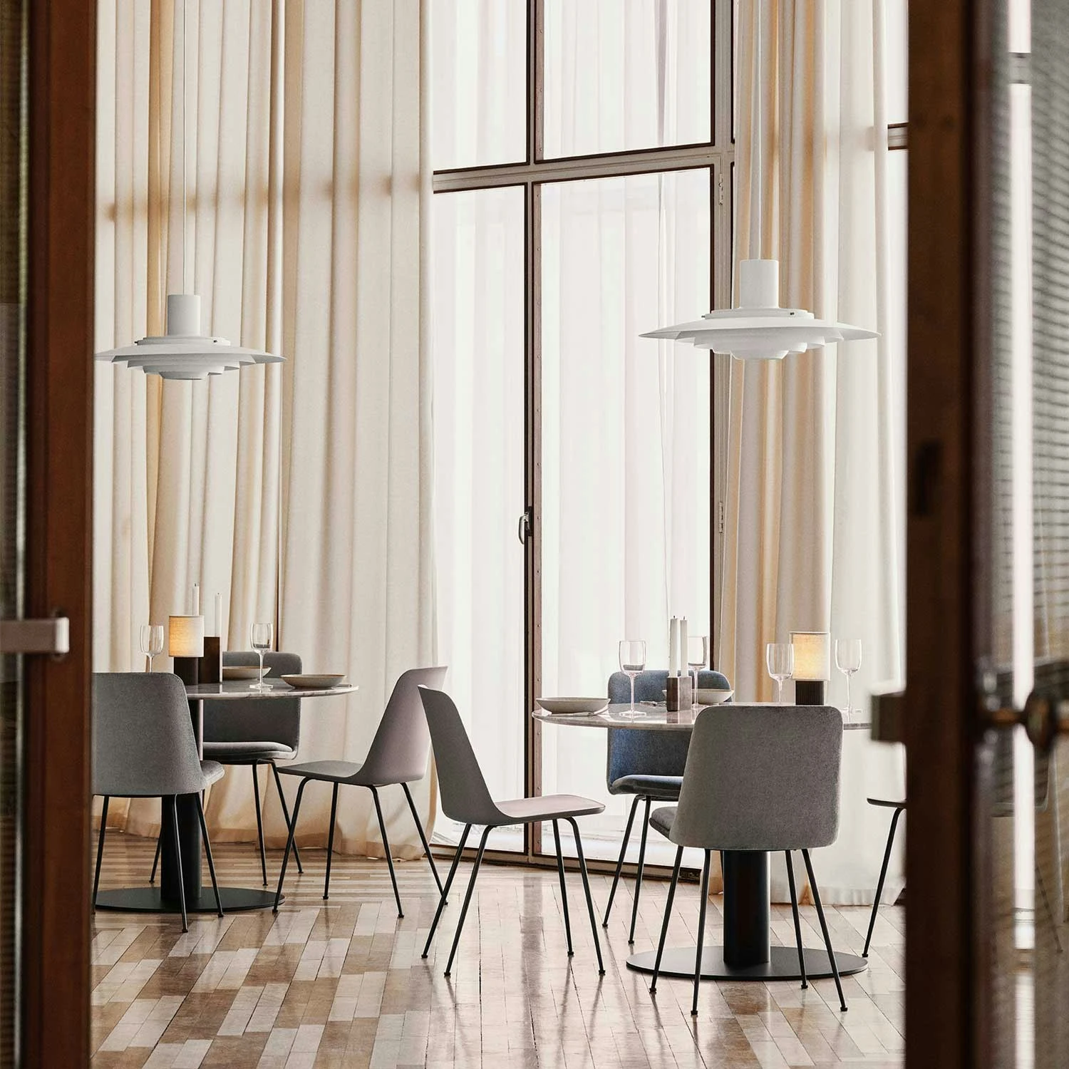 &Tradition In Between SK18 Tisch 90cm, Weißer Marmor / Schwarz 5 &Tradition In Between SK18 Tisch 90cm, Weißer Marmor / Schwarz – Bild 3