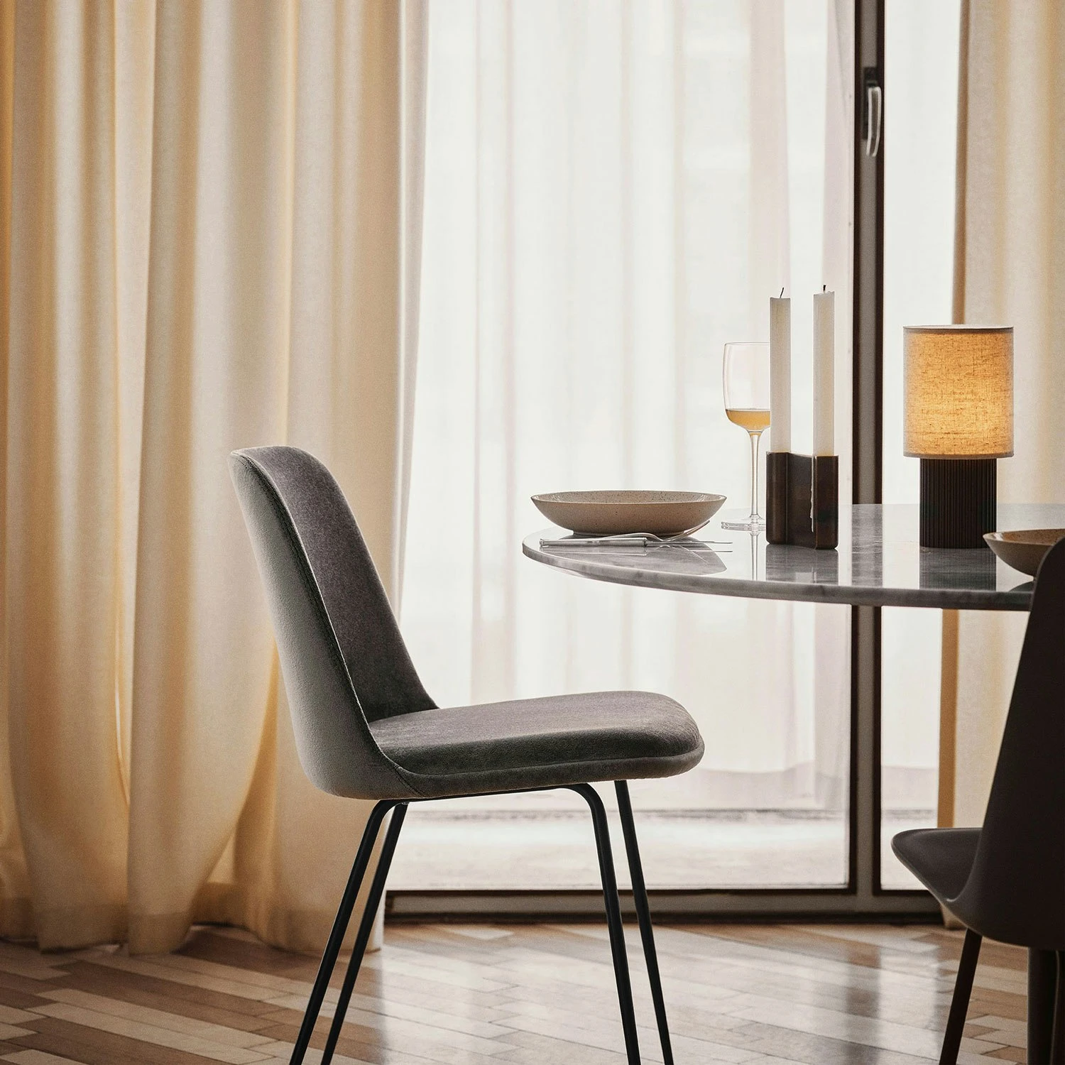 &Tradition In Between SK18 Tisch 90cm, Weißer Marmor / Schwarz 7 &Tradition In Between SK18 Tisch 90cm, Weißer Marmor / Schwarz – Bild 5