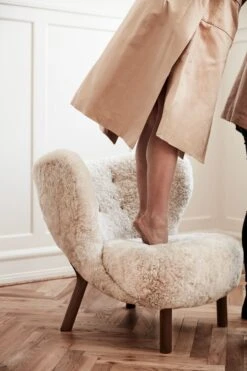 &Tradition Lilla Petra Loungesessel Vb1, In Geöltem Walnussholz / Schafleder Moonlight -Möbelgeschäft tradition lilla petra loungesessel vb1 in geoltem walnussholz 5