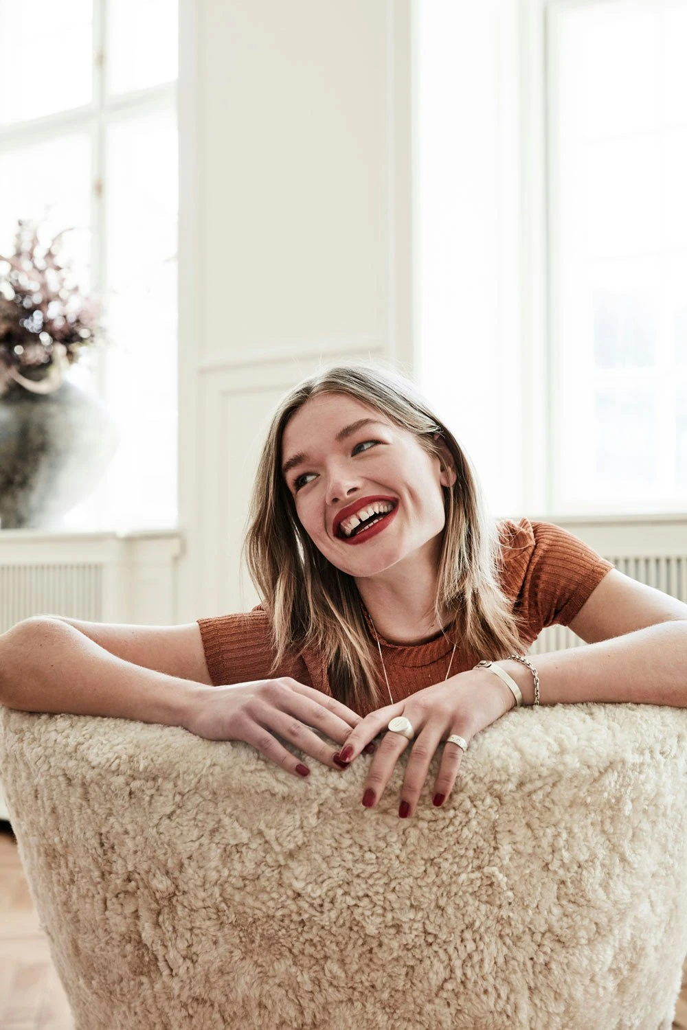 &Tradition Little Petra VB1, Loungesessel Set, Walnussfarben / Schaffell Moonlight 5 &Tradition Little Petra VB1, Loungesessel Set, Walnussfarben / Schaffell Moonlight – Bild 3