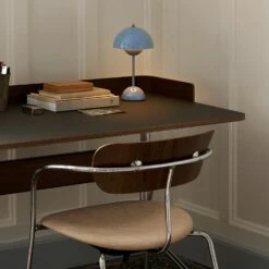 &Tradition Pavilion AV17 Schreibtisch, Iron / Walnut / Chrome Legs -Möbelgeschäft tradition pavilion av17 schreibtisch 10