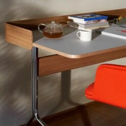 &Tradition Pavilion AV17 Schreibtisch, Mushroom / Oak / Chrome Leg -Möbelgeschäft tradition pavilion av17 schreibtisch 4