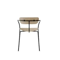 &Tradition Pavilion Av2 Stuhl, In Lackiertem Walnussholz -Möbelgeschäft tradition pavillon av2 stuhl 2 1