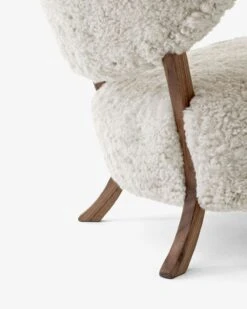 &Tradition Wulff ATD2 Loungesessel + Fußhocker, Walnussfarben/Sheepskin Moonlight -Möbelgeschäft tradition wulff atd2 loungesessel fuhocker 12