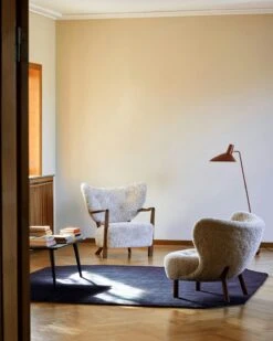 &Tradition Wulff ATD2 Loungesessel + Fußhocker, Walnussfarben/Sheepskin Moonlight -Möbelgeschäft tradition wulff atd2 loungesessel fuhocker 9